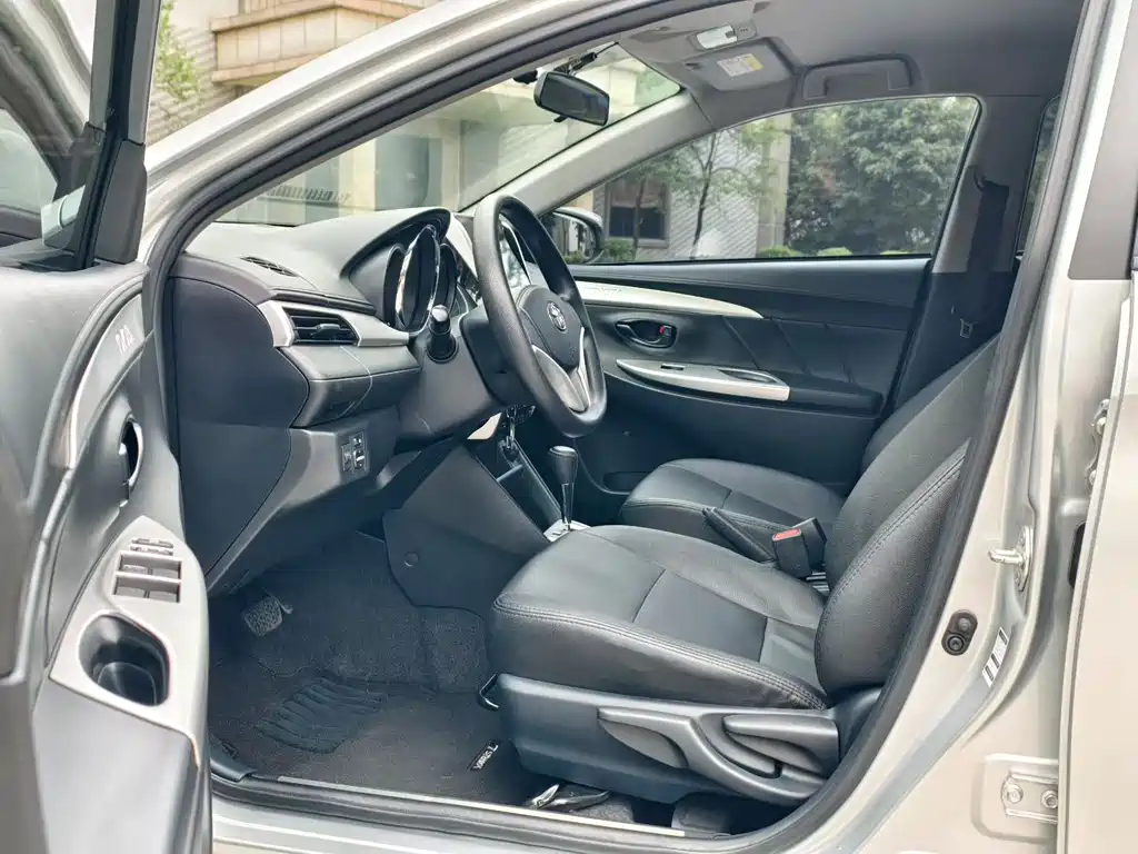 Toyota Yaris L - фото 4
