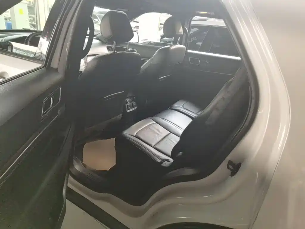 Ford Explorer (Import) — миниатюра 17