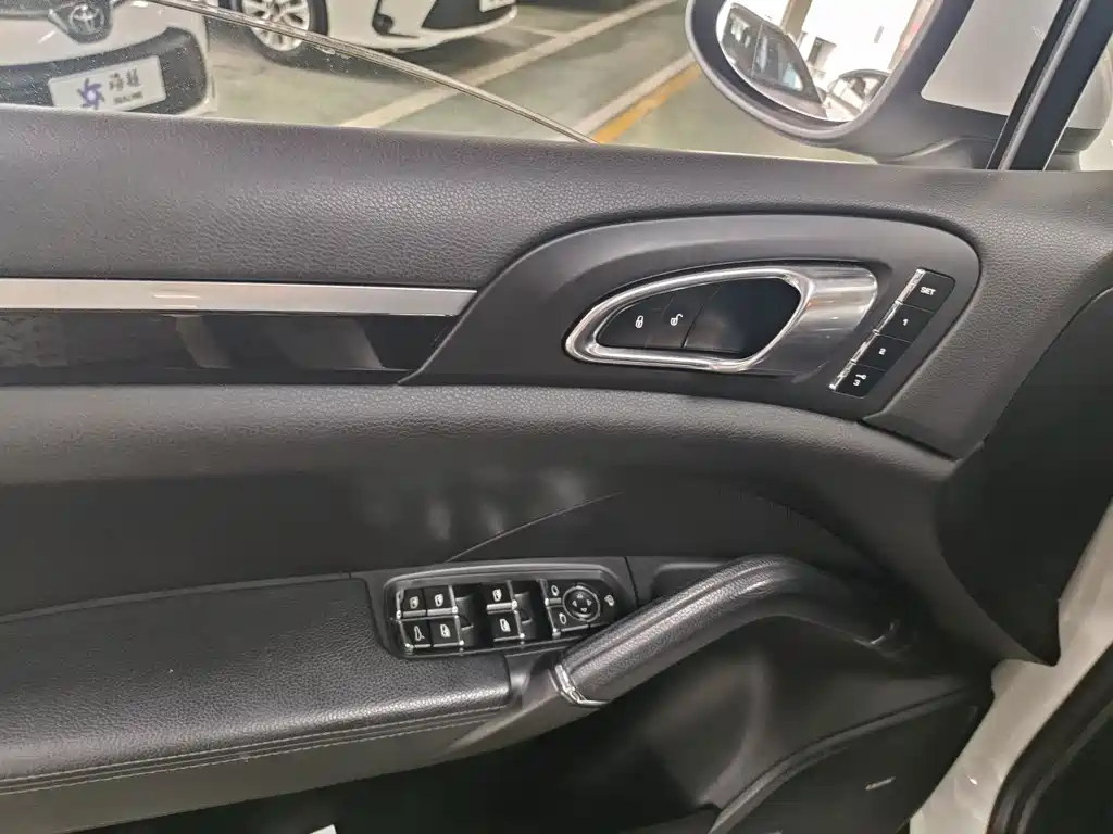 Porsche Cayenne — миниатюра 7