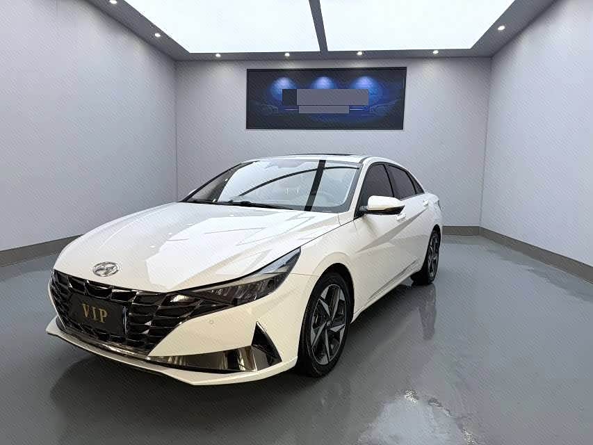 Hyundai Elantra 1.5 л 2022 г. Белый, пробег 30000 км