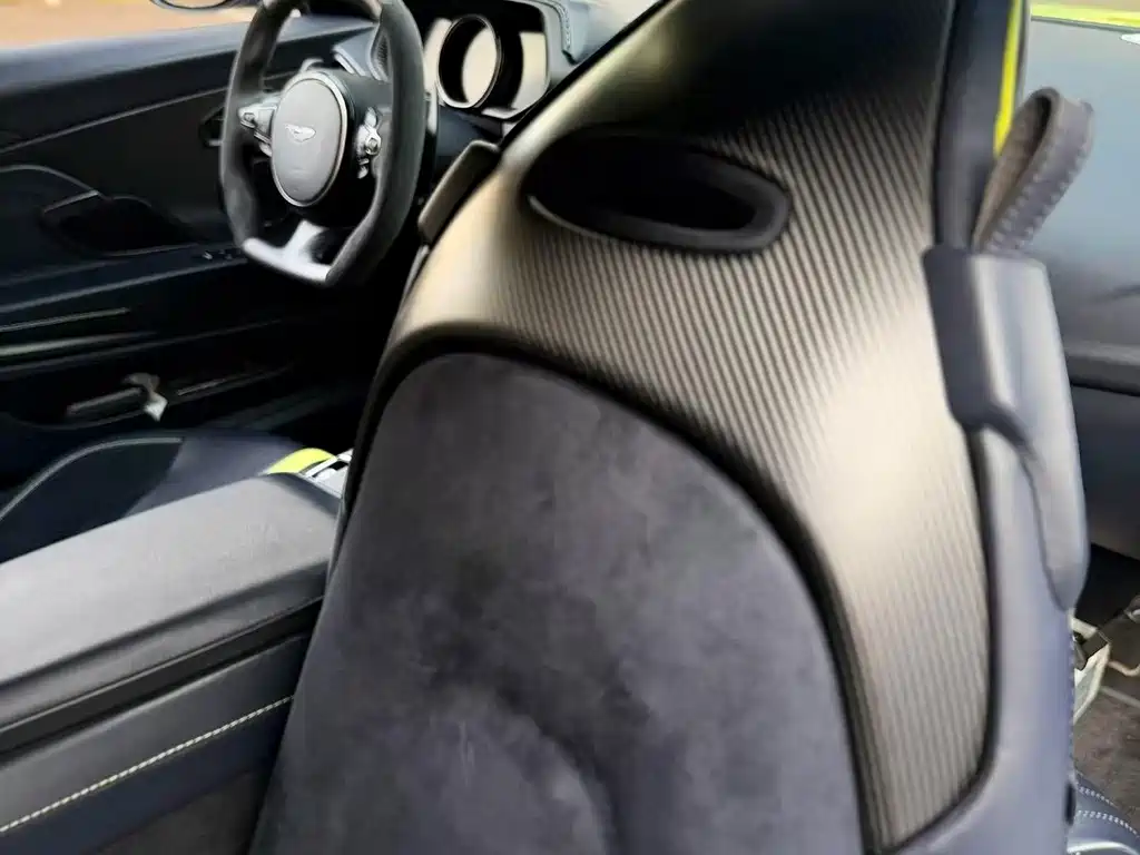 Aston Martin DB11 — миниатюра 5