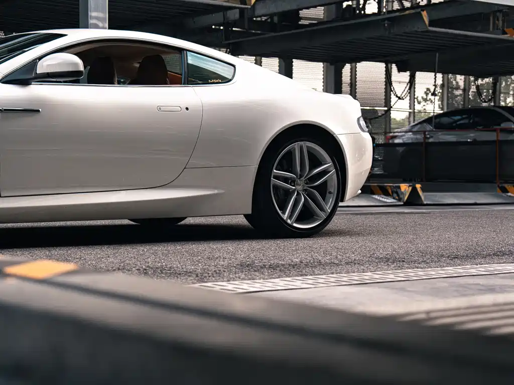 Aston Martin DB9 6.0L Coupe, фото 4