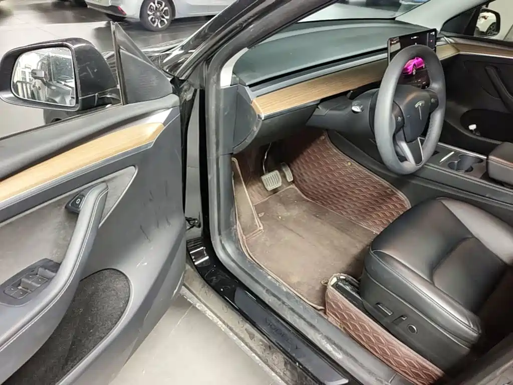 Tesla Model Y — миниатюра 16
