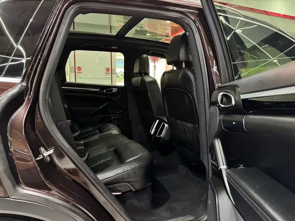 Porsche Cayenne — миниатюра 10