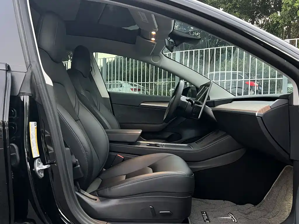 Tesla Model 3 — миниатюра 18
