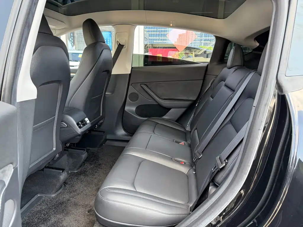 Tesla Model Y — миниатюра 16