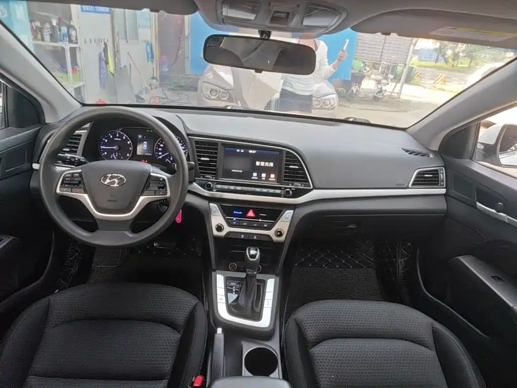 Hyundai Elantra — миниатюра 10