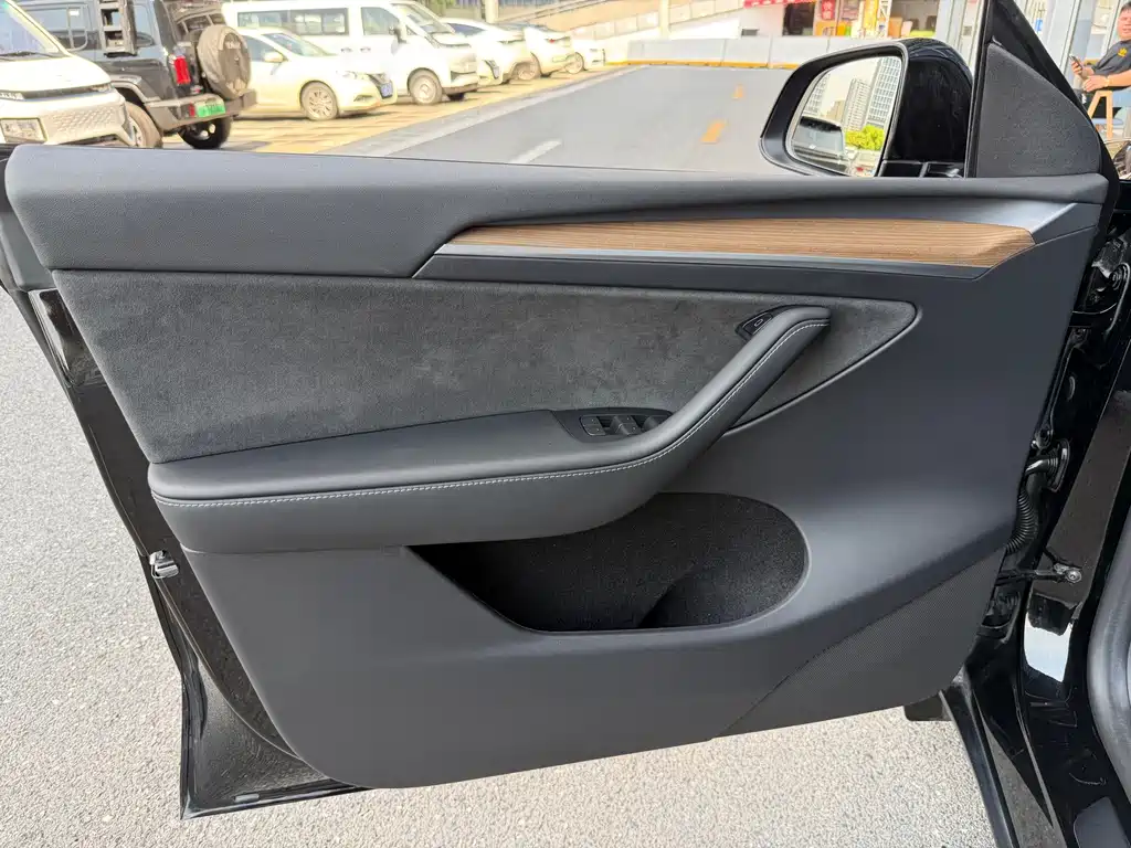 Tesla Model Y — миниатюра 15