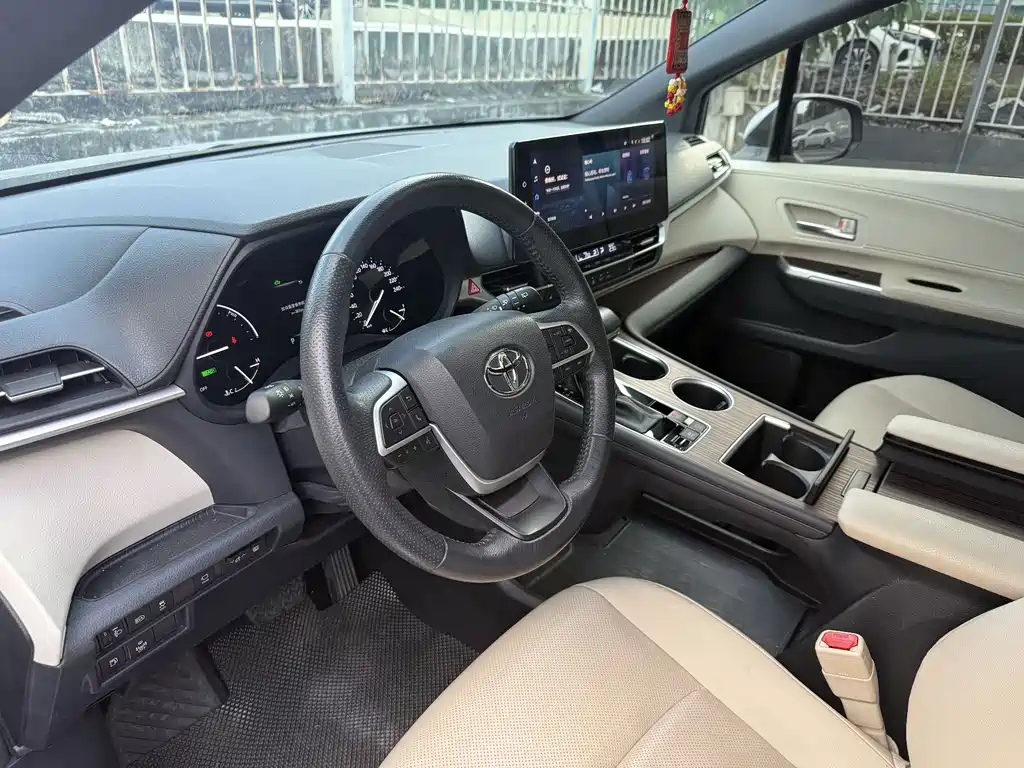 Toyota Granvia — миниатюра 13