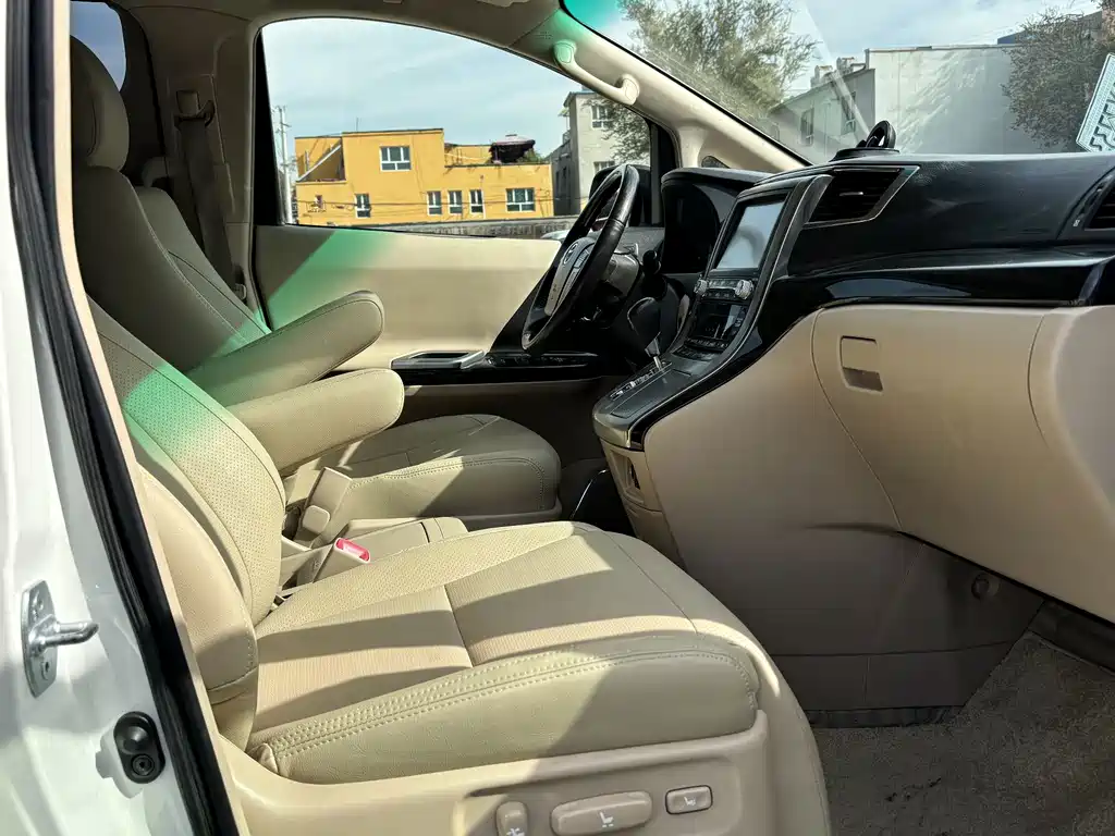 Toyota Alphard — миниатюра 6