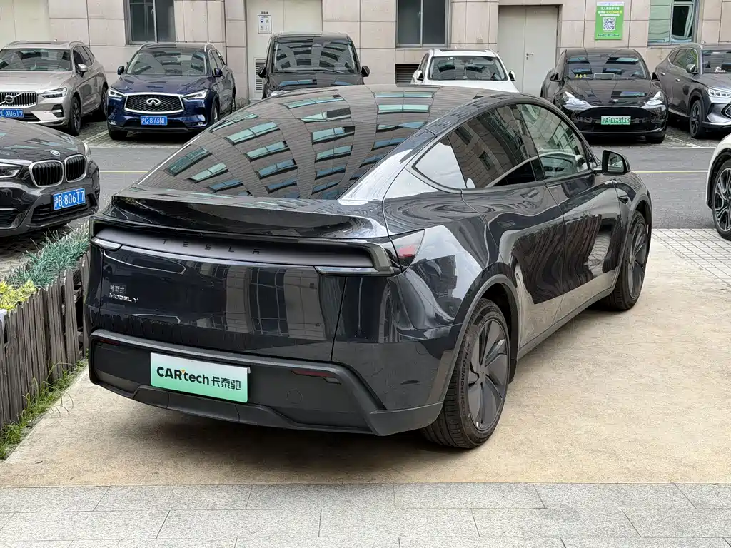 Tesla Model Y — миниатюра 3