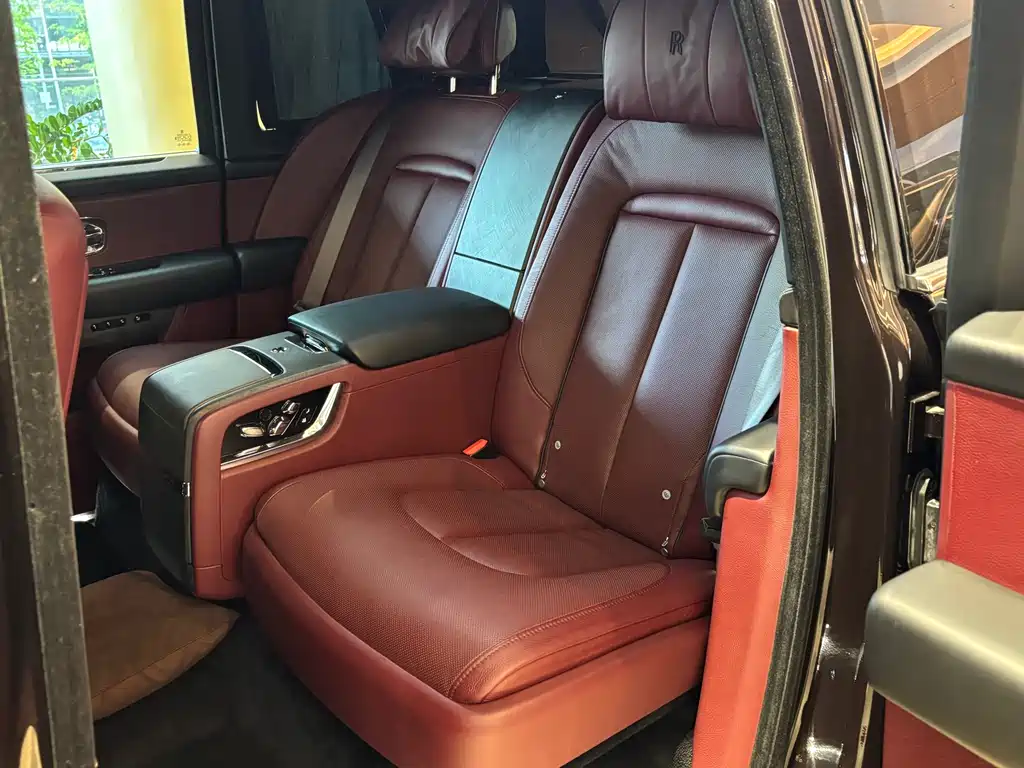 Rolls-Royce Cullinan 2018 мест