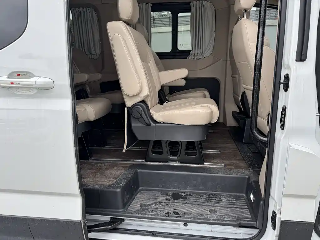 Maxus V90 2024 2.0T AT 9 мест