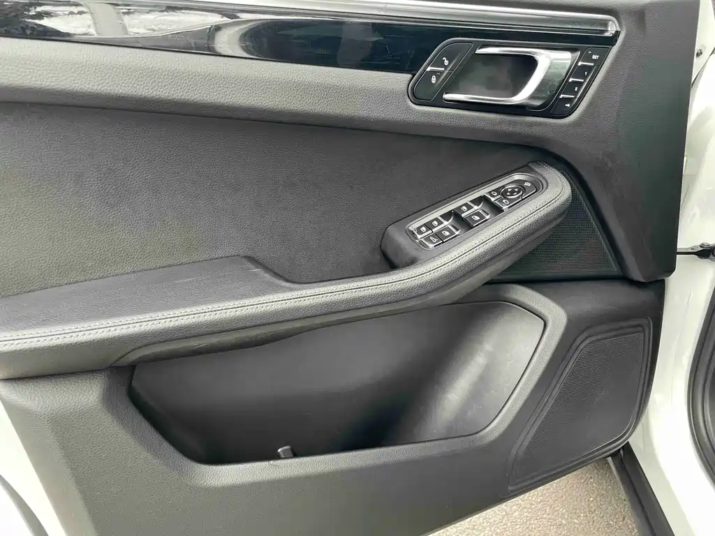 Porsche Macan — миниатюра 11