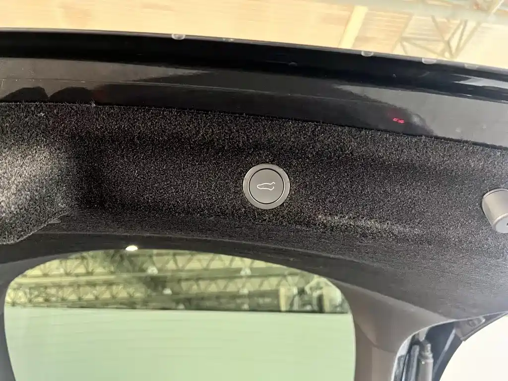 Tesla Model Y — миниатюра 14