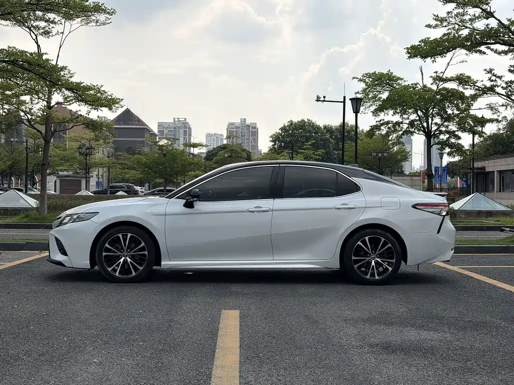 Toyota Camry — миниатюра 7