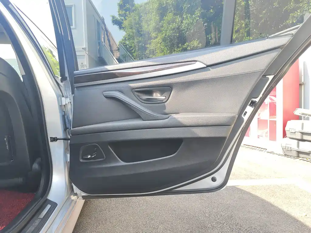 BMW 5 Series — миниатюра 18