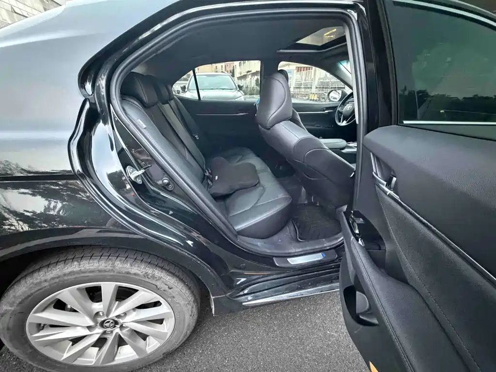Toyota Camry — миниатюра 13