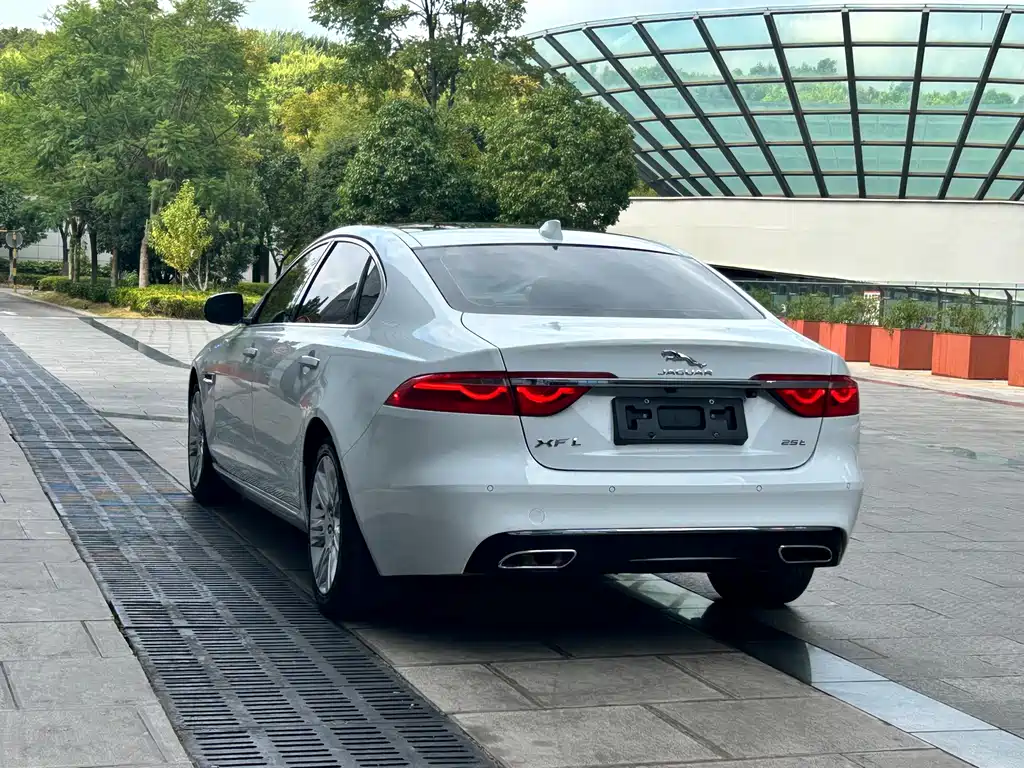 Jaguar XFL — миниатюра 7