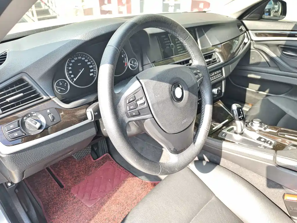 BMW 5 Series — миниатюра 10