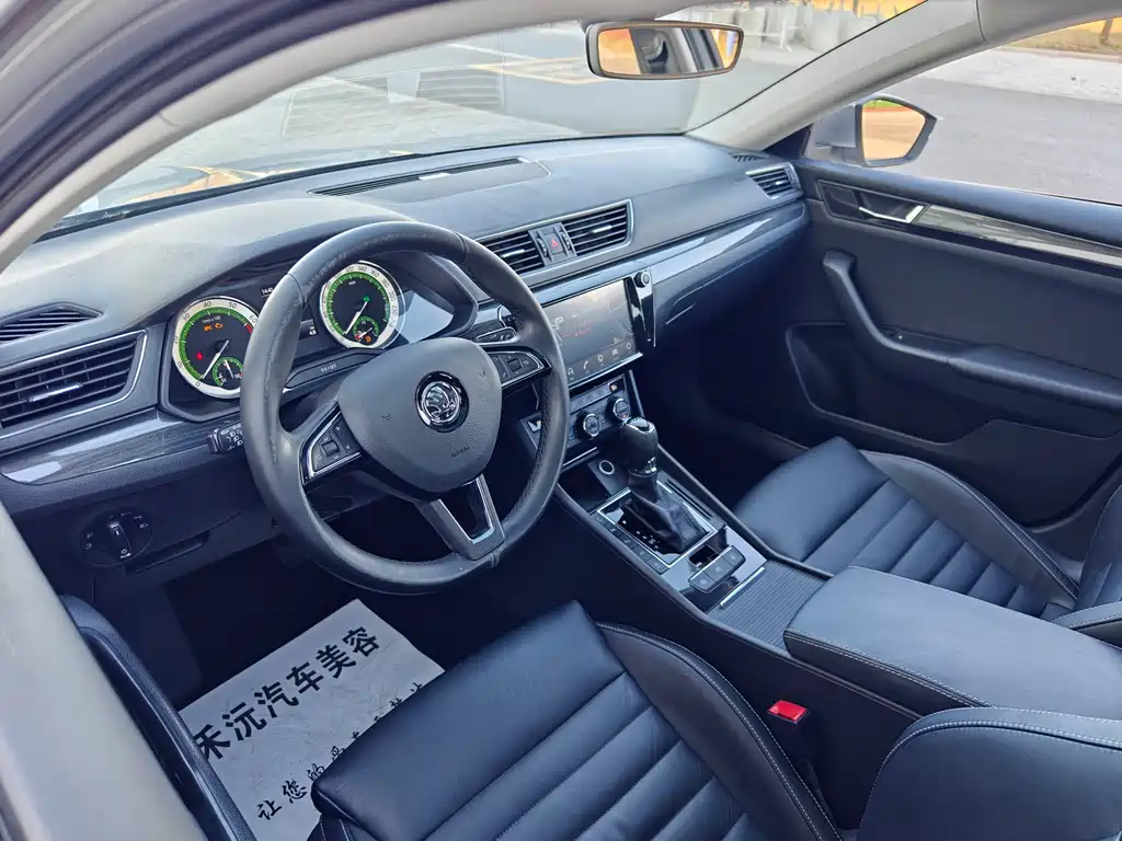 Skoda Superb — миниатюра 12
