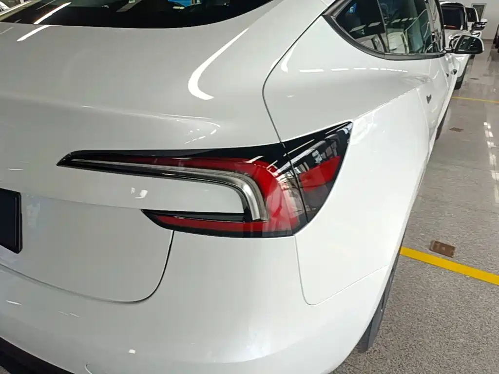 Tesla Model 3 — миниатюра 8