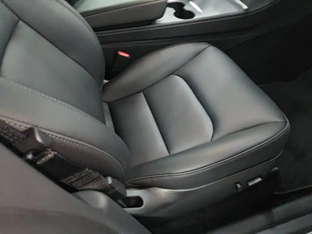 Tesla Model Y — миниатюра 25