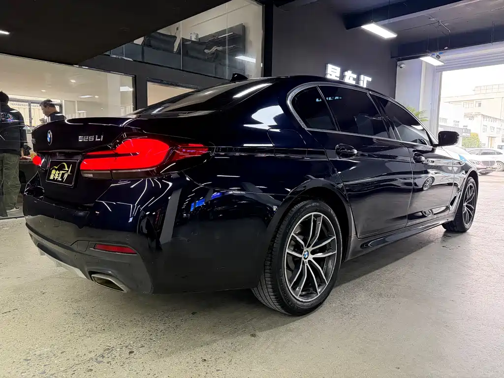 BMW 5 Series 2022 — фото 13