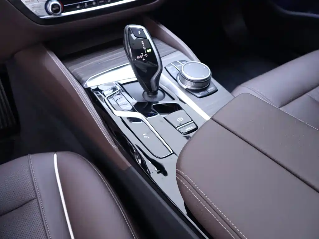 BMW 5 Series — миниатюра 12