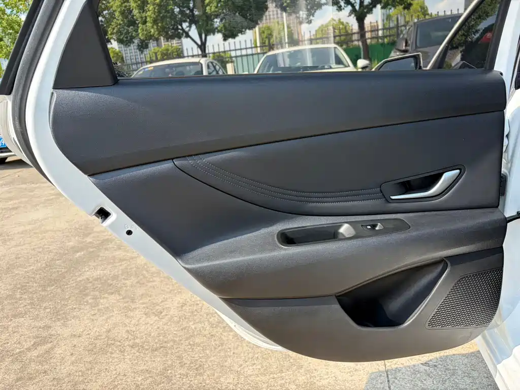 Hyundai Elantra — миниатюра 17