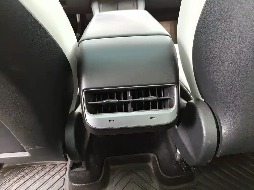 Tesla Model Y — миниатюра 11