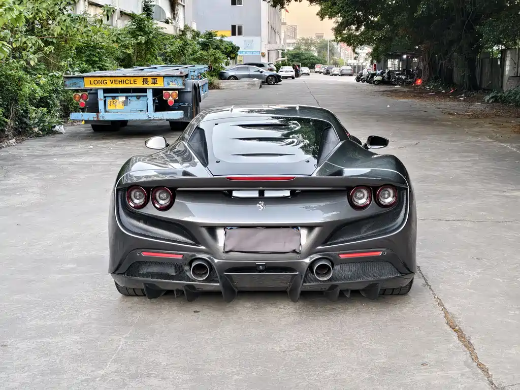 FERRARI F8