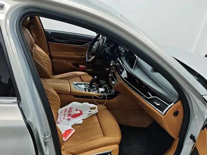 BMW 7 Series — миниатюра 5