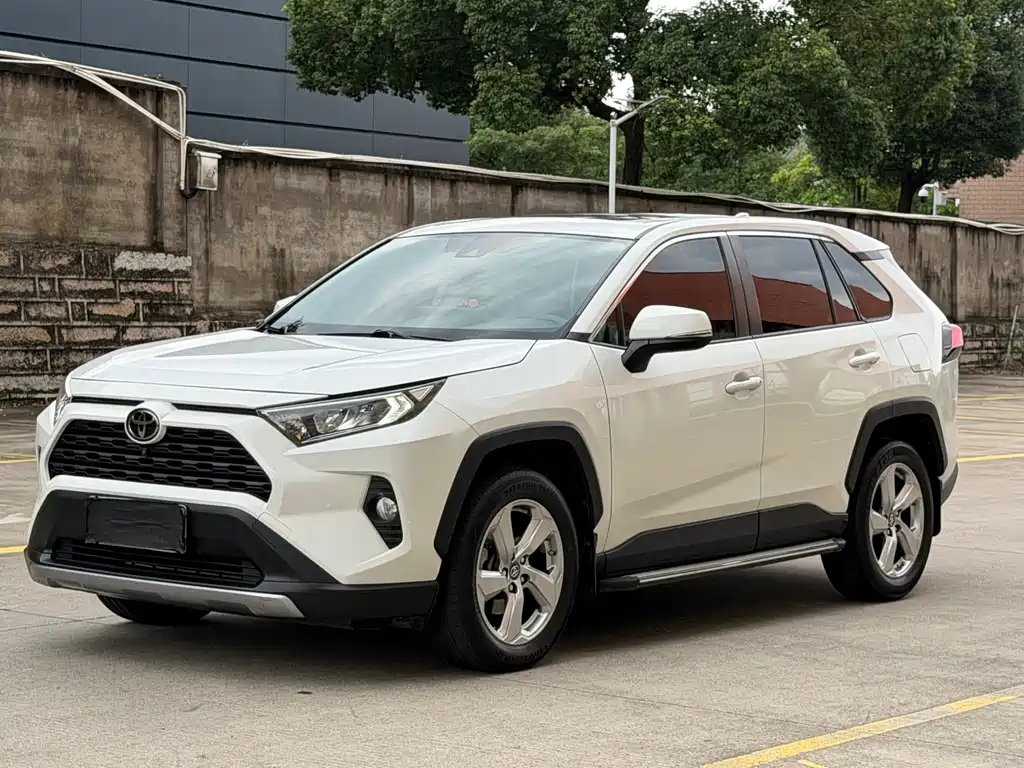 Toyota RAV4 — фото 1