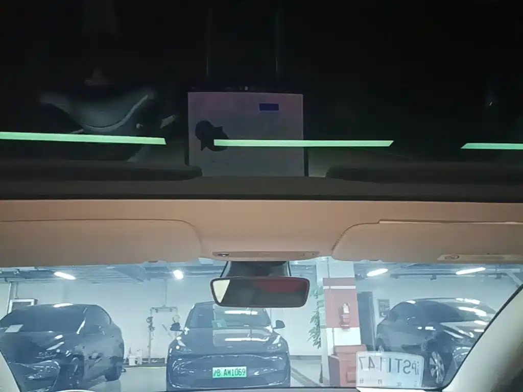 Tesla Model 3 — миниатюра 18