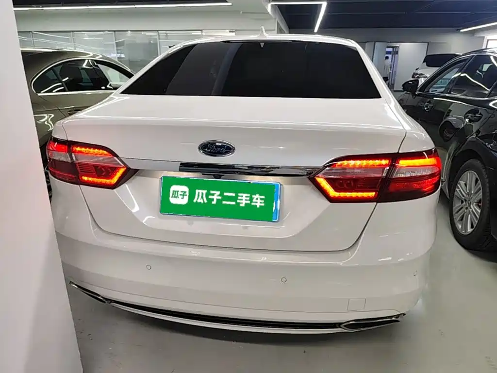 Ford Taurus — миниатюра 6
