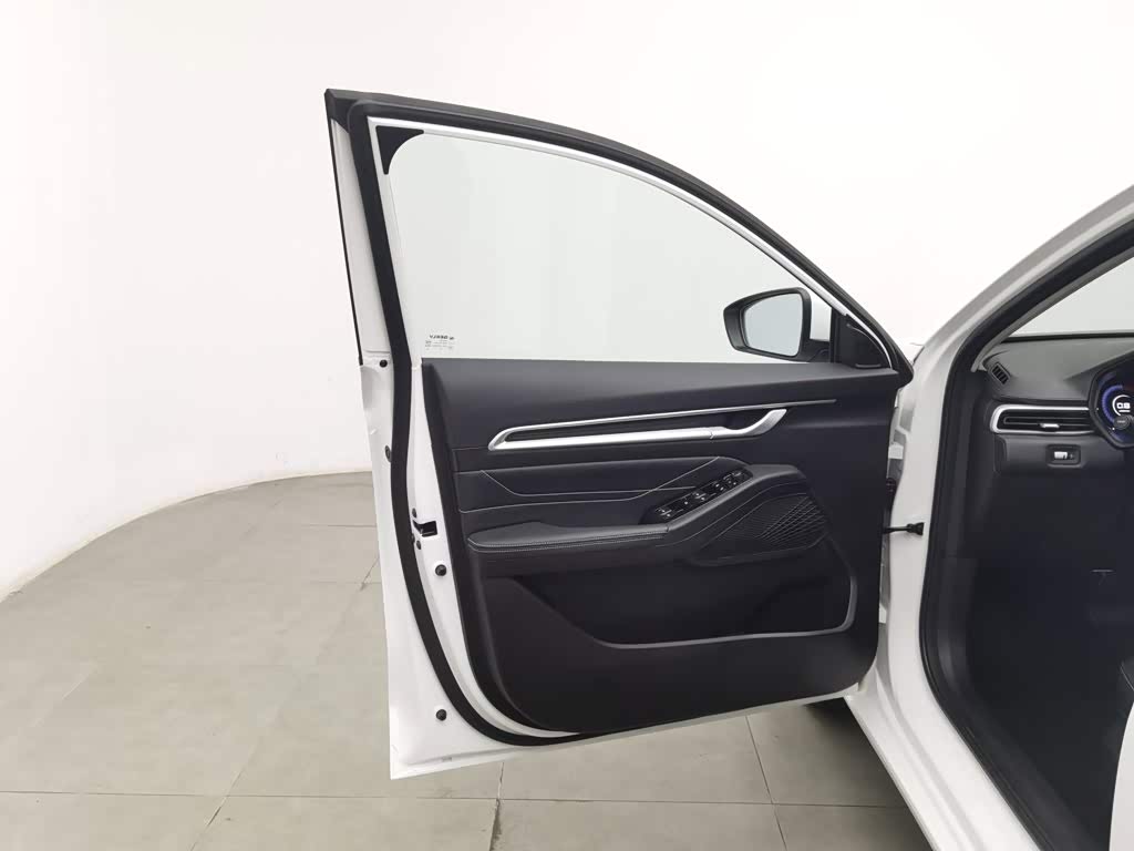 Geely Emgrand 1.5 л 2025 г. Белый, пробег 13600 км