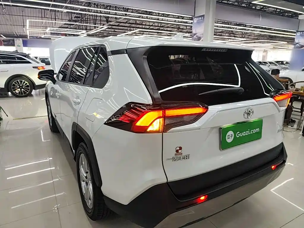 Toyota RAV4 — миниатюра 5
