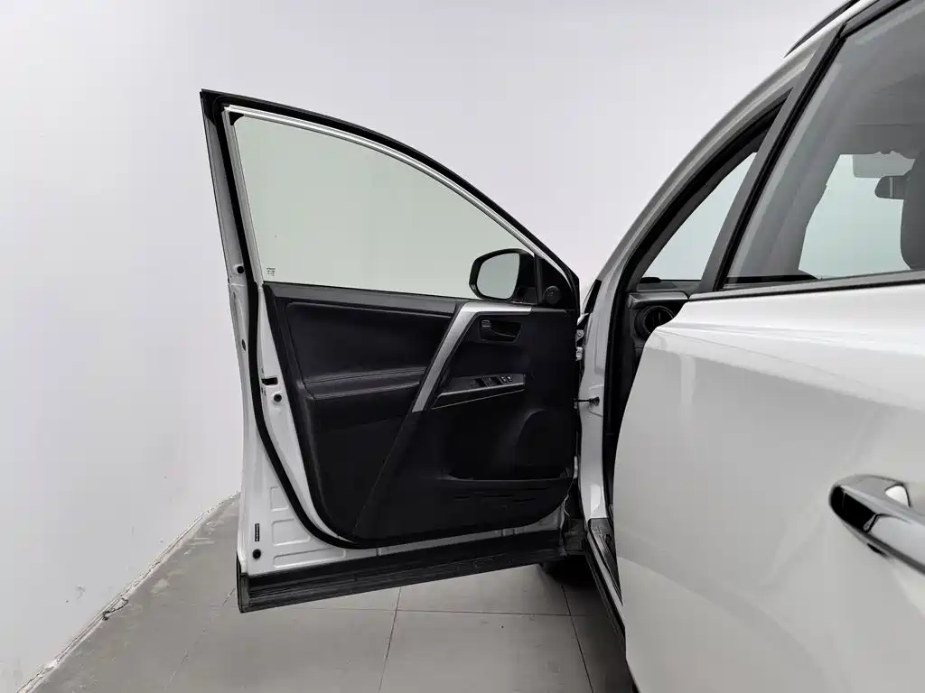 Toyota RAV4 — миниатюра 8