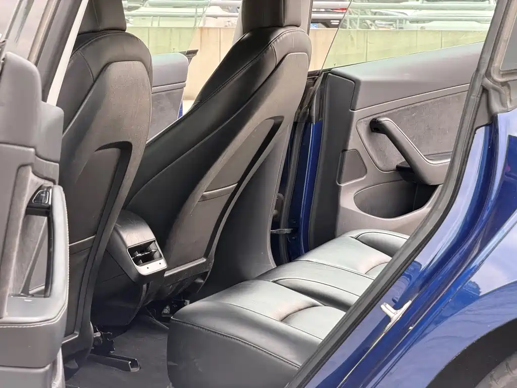 Tesla Model 3 — миниатюра 10