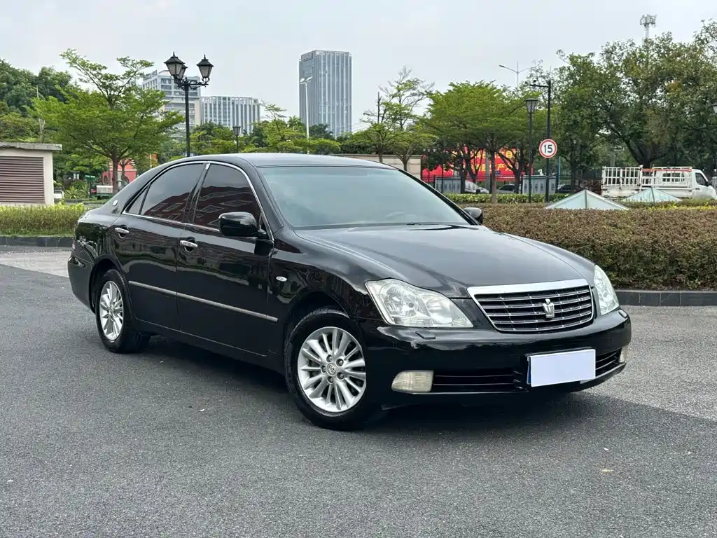Toyota Crown — миниатюра 3
