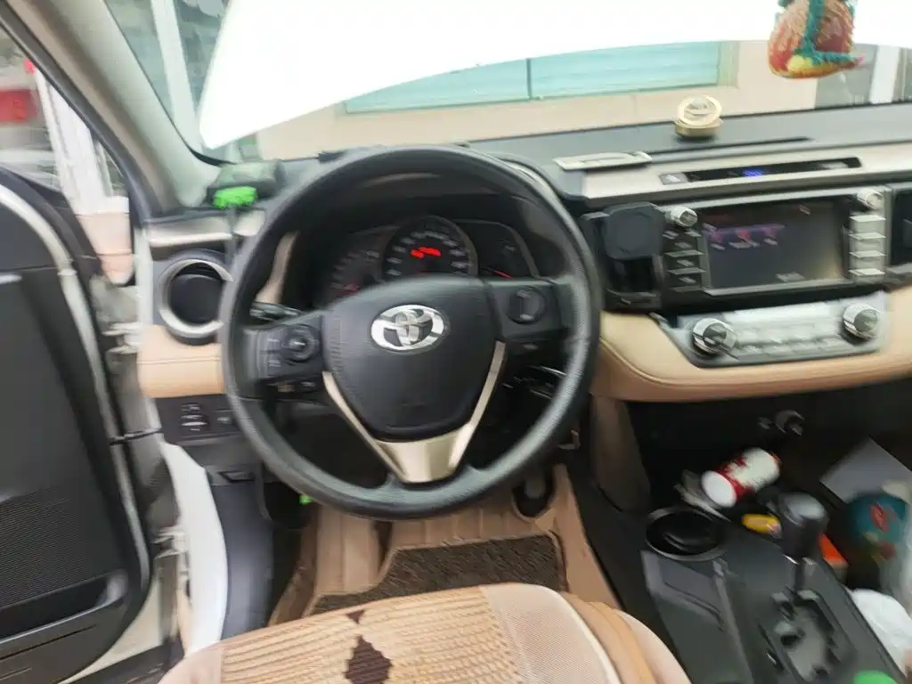 Toyota RAV4 — миниатюра 6