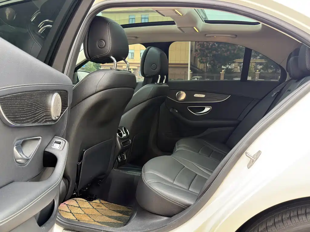Mercedes-Benz C-Class — миниатюра 6