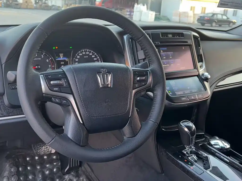 Toyota Crown — миниатюра 6