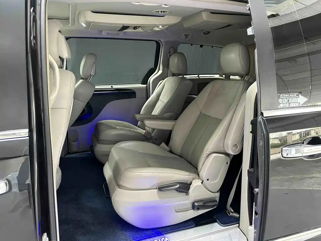 Chrysler Grand Voyager (Import) — миниатюра 7