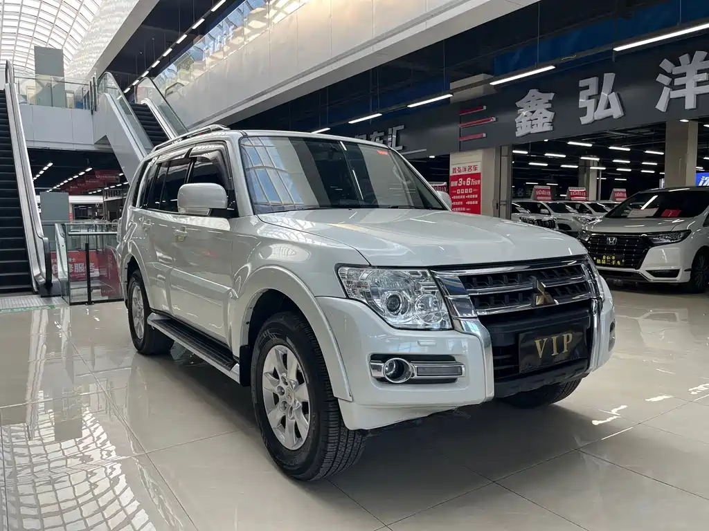 MITSUBISHI PAJERO