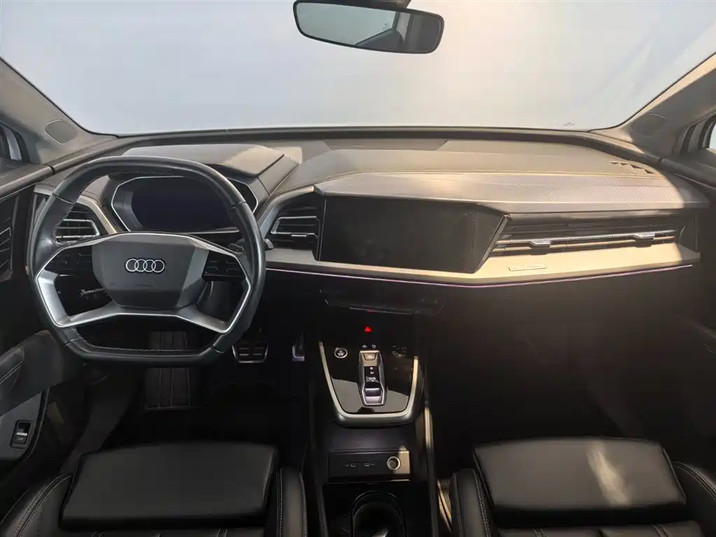AUDI Q4 E TRON