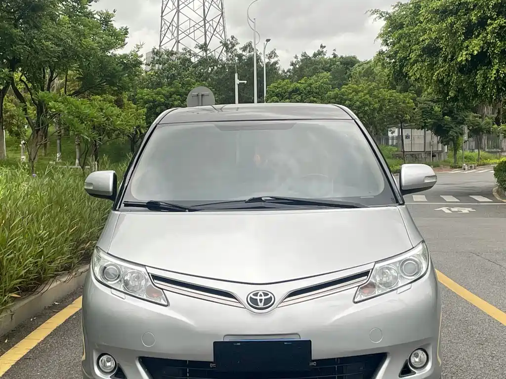 Toyota Previa — миниатюра 2