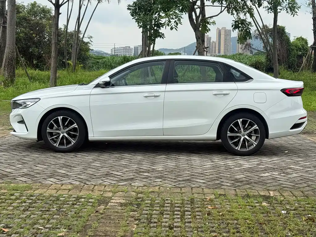 Geely Emgrand 2022 4 1.5L CVT Luxury