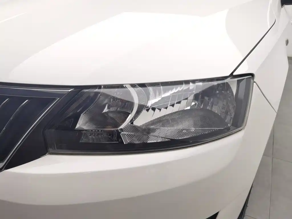 Skoda Rapid — миниатюра 7